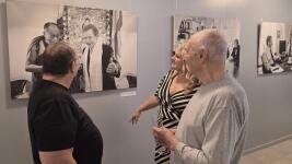 rosa havel1 Návštěvníci si prohlížejí výstavu Václav Havel v Centru RoSa Liberec